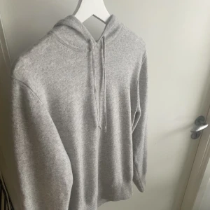Soft goat hoodie - Soft goat hoodie storlek: s skick 9,5/10 (box och inpacknings papper ingår) färg: grå  vårt pris: 1800 retail: 3000