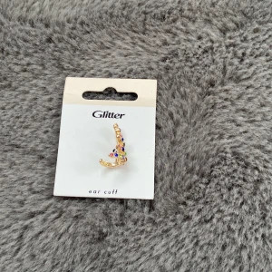  oanvänd ear cuff -  en oanvänd ear cuff från glitter säljer för att den inte kommer komma till användning 