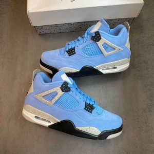 Jordan 4 Retro University Blue - Säljer mina jordan 4 university blue storlek 42.5. Äkta och finns bevis och box medföljer med. Dessa går för 7000kr. Har inte använt skorna mycket och condition: 9/10. Kom pm för föer bilder. Kan frakta skorna också.
