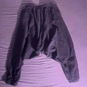 Tjockare Harems byxor med fickor  material cotton och linen  one size men skulle säga att dem är storlek small