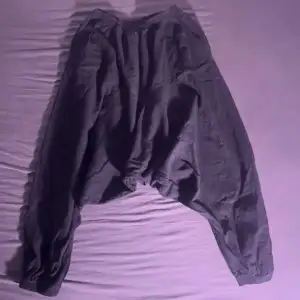 Tjockare Harems byxor med fickor  material cotton och linen  one size men skulle säga att dem är storlek small