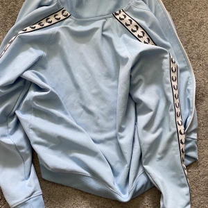 Fred Perry Zip Up - Almost as new. Dm hvis du har nogle spørgsmål!