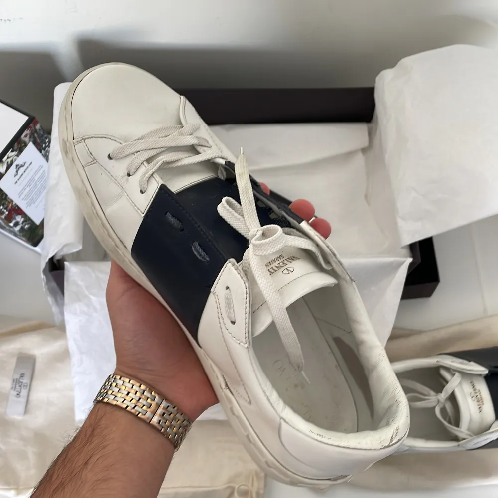 Valentino open sneaker i Mörk blå och vitt, Storlekt 43 och en bra kondition, lite smutsiga, annars är skorna som nya bara lite smutsiga, (går att tvättas). Det medföljer äventyr par  nya skosnören, låda, tygpåsar, (från valentino). Skor.