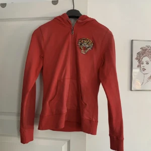 Ed hardy  - Ed hardy tröja i mycket fint skick. Köpt på plick men kommer tyvär inte till någon användning. 
