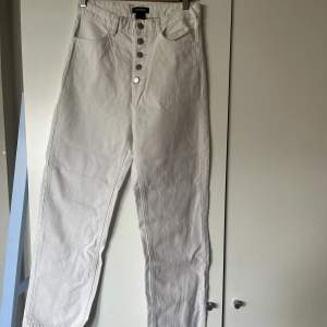 Vita jeans, tajta med hög midja och raka ben (lätt utsvängda, inte stuprör). Aldrig använda, lappen är kvar. Från Lindex 