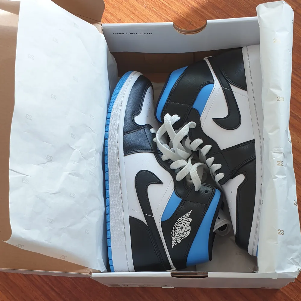 Air jordan 1 mid white/black/university blue, säljes i storlek 40.5  Aldrig använda, helt splitternya.  Såldes för att jag växte ur dom innan jag han börja använda dom  Säljes på merchsweden för 3500.  Jag säljer mina oanvända för 3000. Skor.