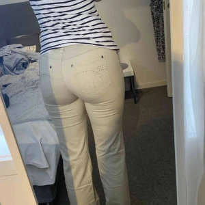 Lågmidjade jeans  - Säljer dessa as tuffa lågmidjade jeans. Endast använda fåtal ggr. Säljer då det tyvär blivit för små. Inga defekter elr tecken på användning.