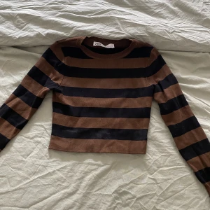 Randig Zara topp - Säljer denna toppen från Zara i strl XS då den inte kommer till användning längre! Köparen betalar för frakten💕