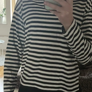 Randig tröja - Säljer min fina randiga tröja från Monki, stolek Xs, men passar mig som brukar ha s. Knappt använd och i bra skick. Fri frakt!!