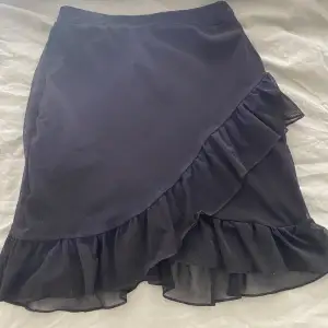 Säljer denna gulliga kjol med volanger! Köpt från Nelly! Använd ett fåtal gånger. Priset är exklusive frakt❣️