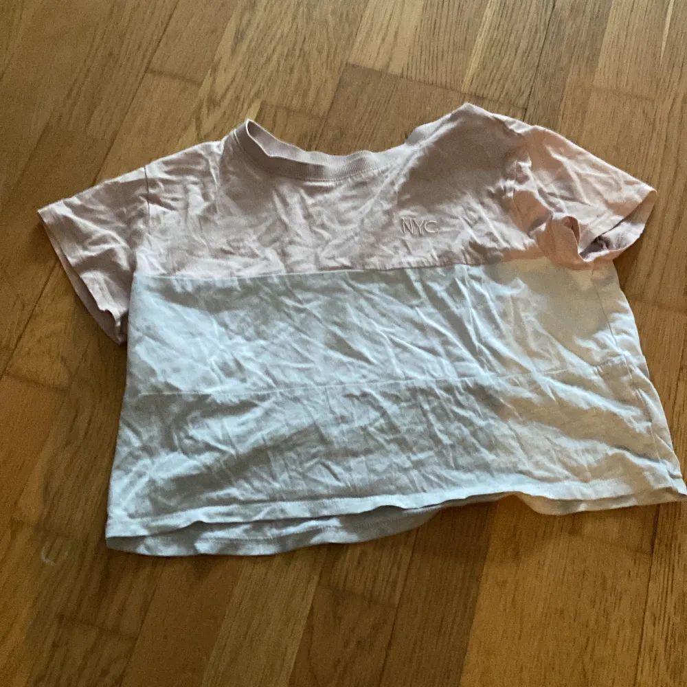 Nyc tröja från H&M i tre olika färger. Croppad snygg. Andvänd ett par gånger. En jätteliten fläck som typ inte syns när man har på sig den.. T-shirts.