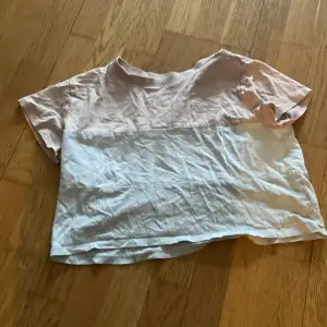 Nyc tröja från H&M i tre olika färger. Croppad snygg. Andvänd ett par gånger. En jätteliten fläck som typ inte syns när man har på sig den.