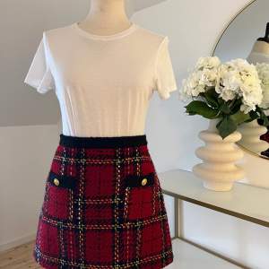 En knappt använd ”tweed” kjol från Zara, storlek L. Dragkedja i bak