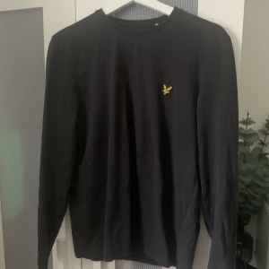 Lyle and scott tröja - Jättefin, passformen är tajt men inte jättetajt 👍🏻❤️passar både kvinnor o män