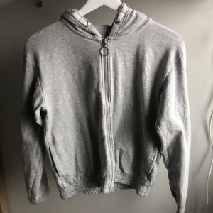 Zip hoodie  - Grå zip hoodie från Lindex 
