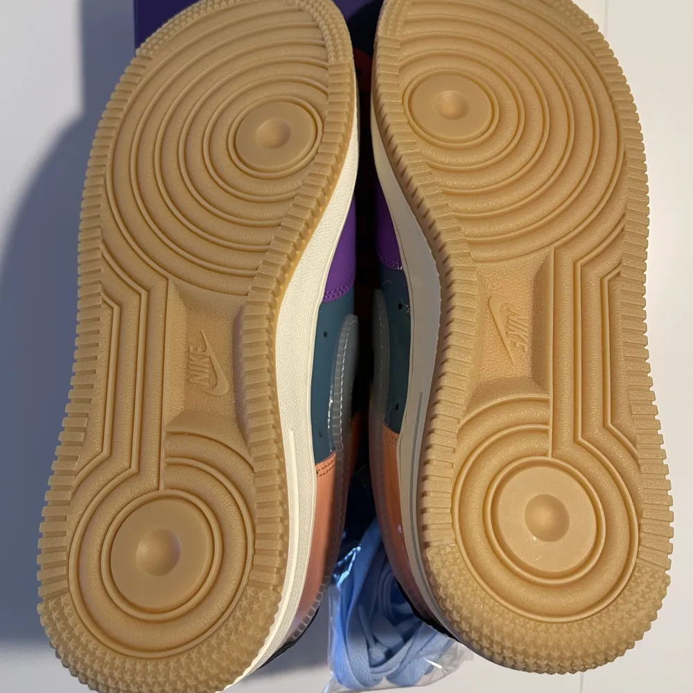 Ett par sprillans nya sneakers från samarbetet mellan Nike och Undefeated! Skorna är gjorda utav patentläder vilket ger den här glansiga utseendet! Art nr på StockX: DV5255-500. Skor.