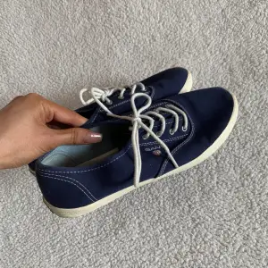 Finfina marinblåa skor från Gant, perfekt till våren 🌷 Har använts enstaka gång, ända att anmärka på är loggan där bak (se bild). Därav pris. 💖