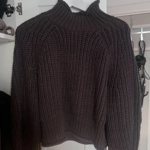 Stickad tröja - Säljer denna fina stickade tröja från hm, i en fin brun färg. Lite tjockare stickad tröja som är super fin. Köpte den för 299kr men säljer för 100kr + frakt, oanvänd! 