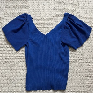 Blå tröja  - Säljare denna jätte fina blåa toppen med knytning på ryggen! Den är knappt använd och är därför i nyskick! Passar bra till både vardag och finare omständigheter!💙