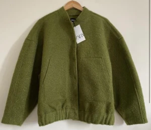 Zara bomberjacka - Slutsåld bomberjacka från Zara i strl XS-S i grön färg. Oversized.   Byter även mot en vit om någon skulle ha😊