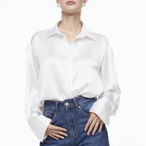 Satin blus - Oversize satinblus från H&M. Aldrig använd så i nyskick. Frakt är inkluderat i priset. 