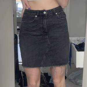En super fin jeans kjol från bikbok. Använder den inte längre.
