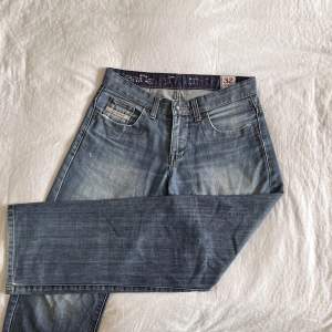 Skitsnygga petroff jeans. Lågmidjade och assnygga detaljer🤩. Säljer pga för små.