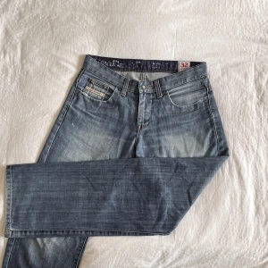 Lågmidjade jeans - Skitsnygga petroff jeans. Lågmidjade och assnygga detaljer🤩. Säljer pga för små.