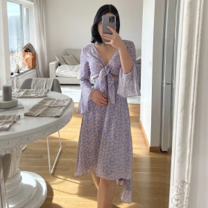 Adoore riviera XS  - Lila adoore klänning i storlek XS. I fint skick utan defekter, normal i storleken. Denna färgen säljs inte längre. Köparen står för frakten på 69kr spårbart med postnord! 