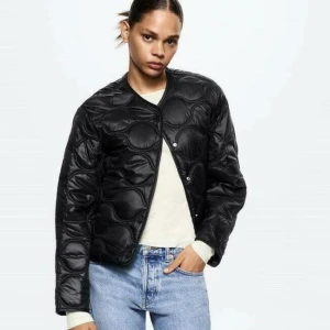 quiltad jacka - Säljer min quiltad jacka ifrån mango köpt från Zalando 600!, storlek S 💕