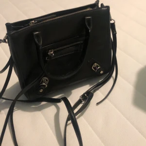 Väska  - Jättefin väska ifrån Nelly. Den har inga täcken på användning på utsidan. 