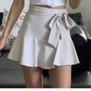 Zara kjol - SÅ söt zara kjol som har inbyggda short, den har band så man kan knyta rosett framtill eller baktill som även kan reglera hur tight de sitter. Köpte i fel storlek så säljer den nu då den aldrig kom till användning💗