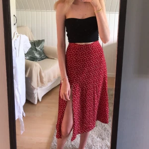 Söt midikjol med hjärtan - Söta röd midikjol med slits och vita hjärtan. Supertunn och luftig. Säljes på grund av att den blivit för liten:(