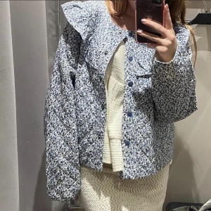 Vårjacka  - Intressekoll på min favorit jacka från Kappahl. Är prefekt till våren och unik design 💛 osäker på om jag vill sälja så säljer bara vid bra bud. Skriv gärna för fler bilder 💕