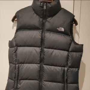North face väst - Jätte fin väst från the North face som endast använts i någon vecka!