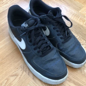 Nike Air Force 1 - Hej säljer ett par Nike Air Force 1 köpte dem på Nike! Kan förhandla ner priser!