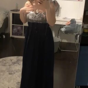 Balkläning - Mörklila jätte fin balklänning med silver detalj vid bröstet och en snygg zikzak detalj  vid ryggen. Den är väldigt lång för mig som är 150. Använt en gång !