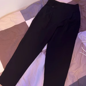 Kostymbyxor - Svarta tall kostymbyxor med tag kvar, 1 fake framficka och två fake bak. Aldrig använda.