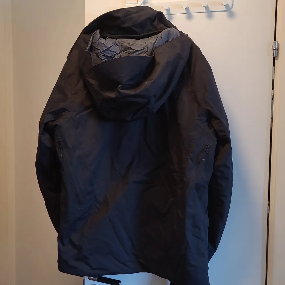 Size M lightly used and in good condition black winter jacket. Feel free to contact us in Swedish or English. . Jackor.