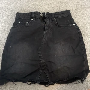 Svart jeanskjol! - Svart jeanskjol från hm! Säljer då jag inte får användning för den! Använd ca 3 gånger.  Köparen står för frakt!