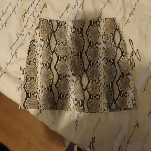 Kjol - Aldrig använd endast testad. Sitter  bra till , finns en tröja på hm som säljs för att ha till kolen 