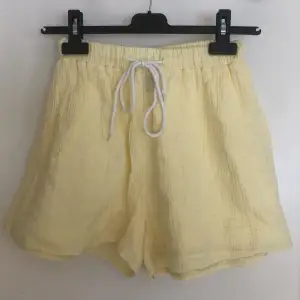 Säljer dessa superfina linne shortsen, perfekt till sommaren!😻Som privat för frågor eller bilder❤️