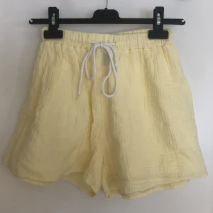 Linne shorts - Säljer dessa superfina linne shortsen, perfekt till sommaren!😻Som privat för frågor eller bilder❤️