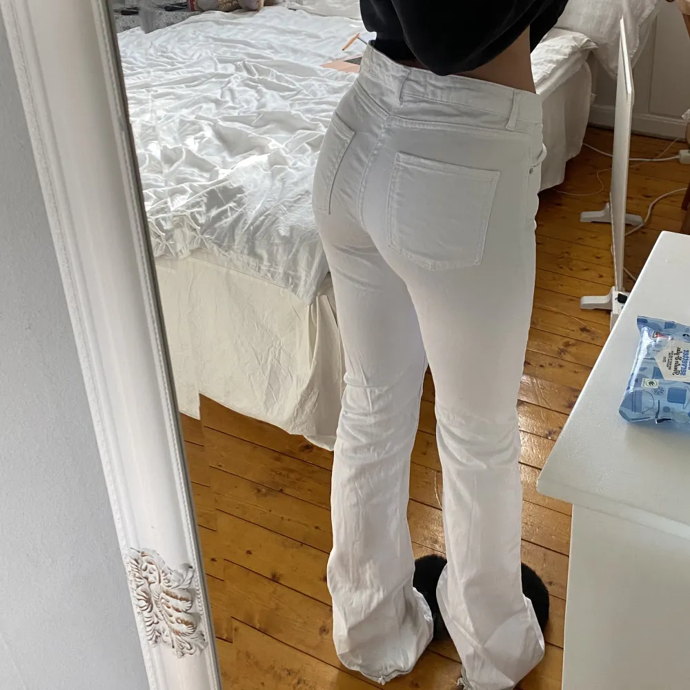 Vita jeans ifrån zara! Jag är 170cm och dem äe långa på mig. Dem är smutsiga längst nere (har tvättat dem men inte testat med något medel) frakt ingår inte❤️❤️. Jeans & Byxor.