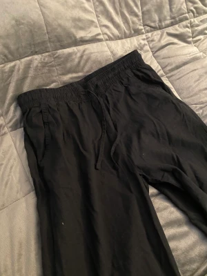 Linnebyxor  - Helt oanvända svarta linnebyxor. Strl Xs men passar även S. Säljer pågrund av att jag har andra.