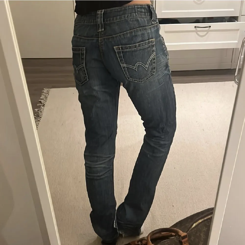 skitfina lowwaist jeans, midjemått ca 80 och innerbenslängzen med (perfekta på mig som är 165)❤️VILL BLI AV MED IKVÄLL!!!!! FRAKT INGÅR. Jeans & Byxor.