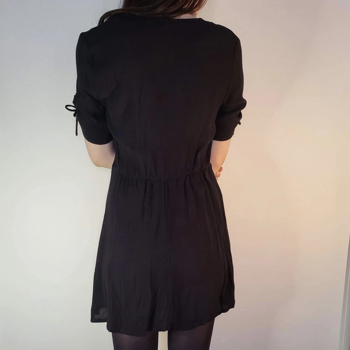 svart klänning med knappar från H&M - 90