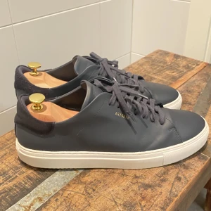 Arigato clean 90 - Bra skick, säljer till bra pris, Arigato clean 90 blå vit 