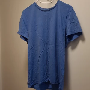 Blue t-shirt  - Size M well used and in decent condition blue t-shirt. Feel free to contact us in Swedish or English. 