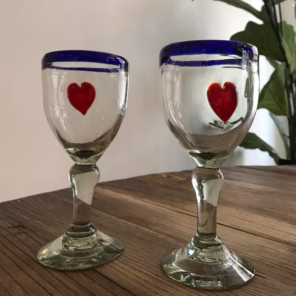 Artisanal Heart Glasses  Traditional Mexican Blue Trim with Heart Motifs  Made in Mexico  100% Recycled Glass  Set of 2. Övrigt.